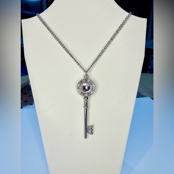 🧚🏻‍♀️ Silver Key with crystals Pendant Necklace 30-33” - Picture 2 of 2